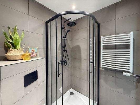 Bad mit Dusche und Waschgeräteanschluss