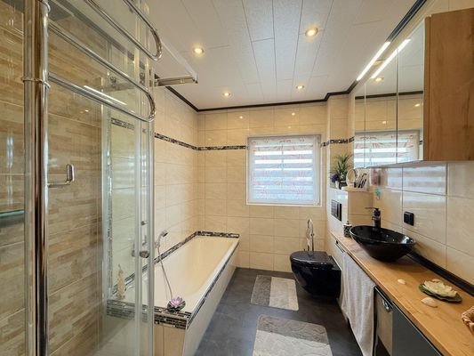 Badezimmer mit Badewanne und Dusche