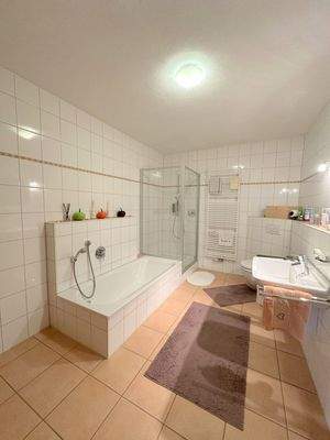 Souterrain - Bad mit Wanne und Dusche