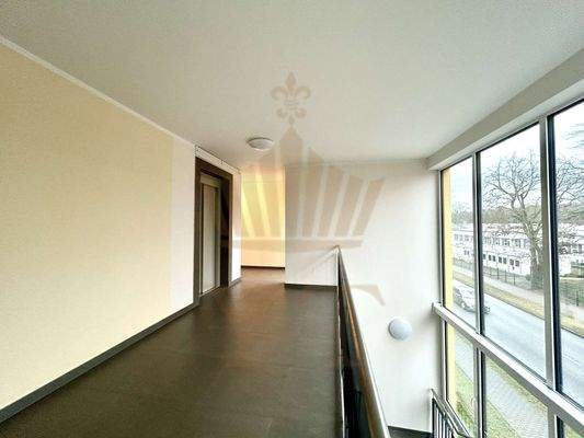 Treppenhaus und Fahrstuhl