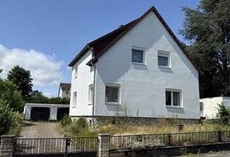 Hausansicht mit Garageneinfahrt