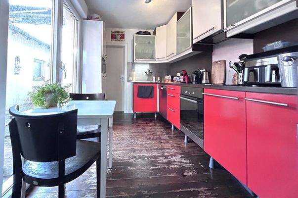 die Küche mit tollem Holzboden