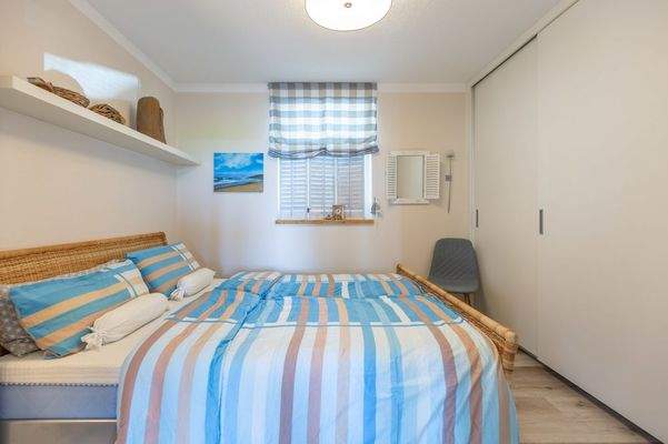 Separates Schlafzimmer mit Fenster