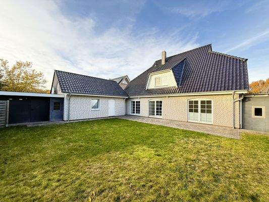 Garten mit Garage und Schuppen