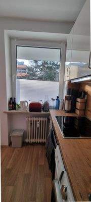 Küche mit Fenster und EB-Küche