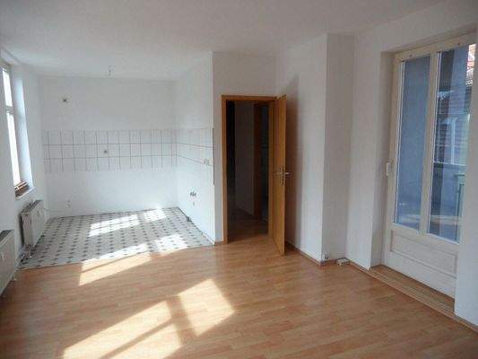 Blick in die Küche und Richtung Flur