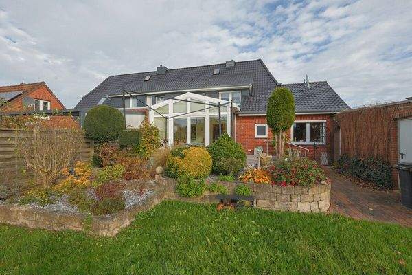 Der Blick aus dem Garten auf das Haus