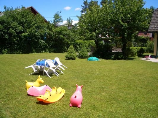 Großzügiger, sonniger Garten