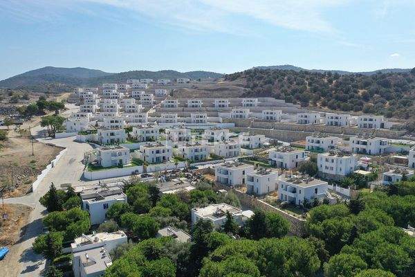 1+1 Apartments in a Beachfront Complex in İzmir Foça