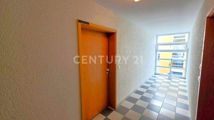 Heller Flur mit Eingangstür zur Wohnung