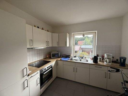 freundlich gestaltete Küche mit Tageslicht