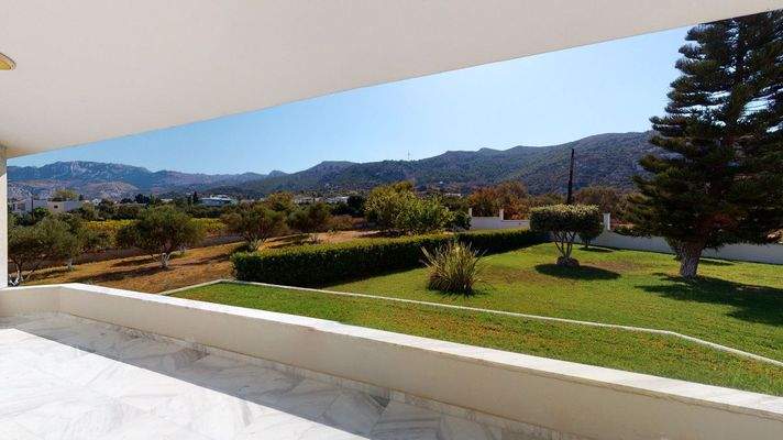 Balkon mit Blick in die Berge