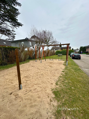 Spielplatz inkl. Sitzbänden, Turnstangen, Kletterturm sowie Schaukeln.