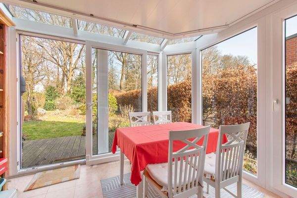 Sonniger Wintergarten mit schönem Blick in den Garten