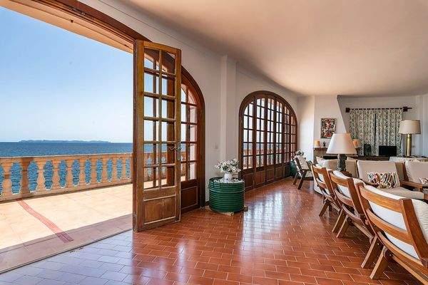 Wohnbereich und Balkon des zweiten Stockwerks