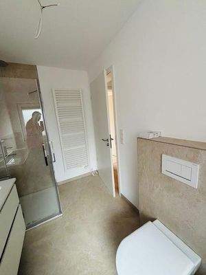 Dusche und Handtuchheizkörper