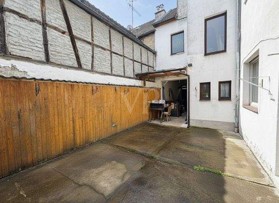 Innenhof - KI-generierte, leergeräumte Darstellung