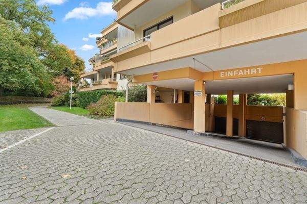 Tiefgaragenzufahrt mit automatischem Rolltor