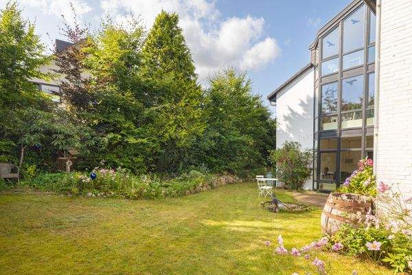 charmant angelegter Gartenfläche