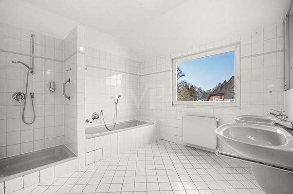 großes Vollbad im DG wartet auf Neuplanung