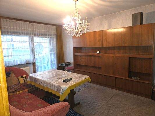 Wohnzimmer mit Zugang zum Balkon im 1 Stock.jpg