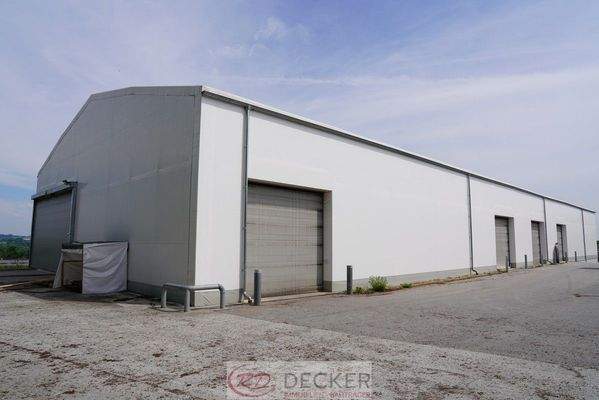 Leichtbauhalle mit Rolltoren