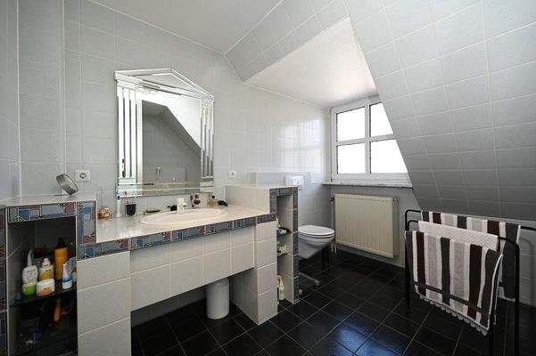 Voll ausgestattetes Badezimmer