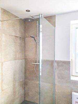 Mit Dusche und Wanne