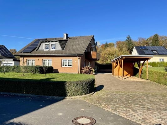 Haus und Carport sowie Stellplatz