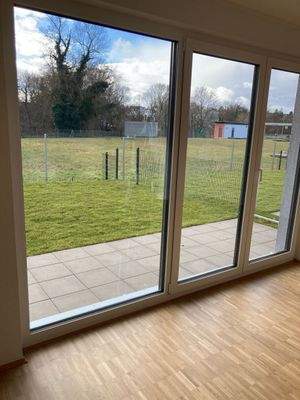 20. Haus 35 EG Wohnzimmer Blick nach Süden Terrasse