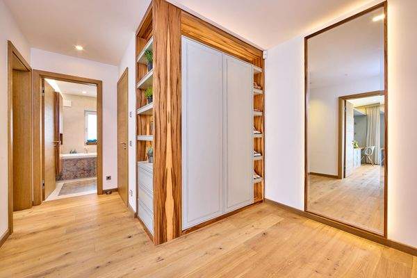 Einbauschrank m Untergeschoss