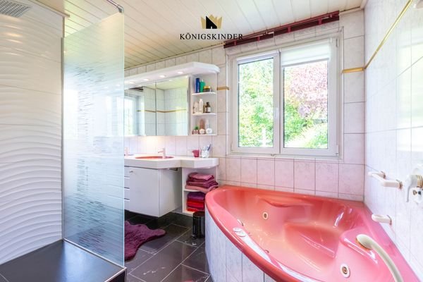 Bad mit Eckwanne und Dusche 1.OG