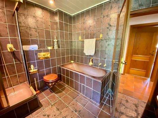 Bad mit Dusche u. Wanne