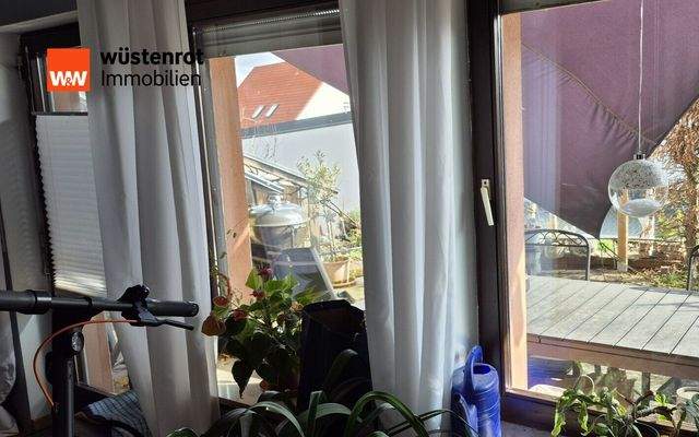 Panoramaverglasung im Wohnzimmer mit Ausgang auf die Sonnenterrasse