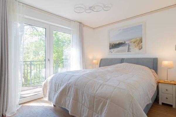 Schlafzimmer mit Zugang zum Balkon 