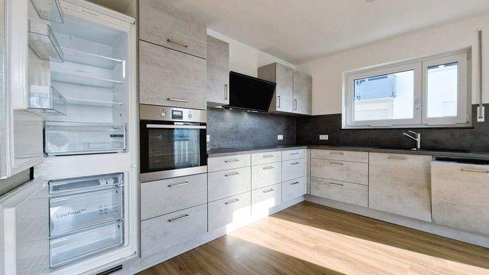 vollausgestattete Einbauküche mit Markengeräten