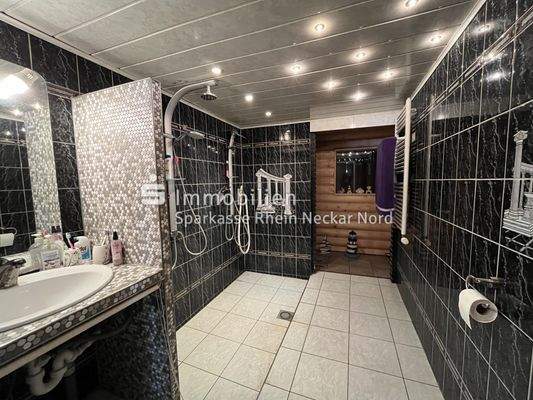 großes dunkel gefliestes Duschbad, WC, Waschbecken