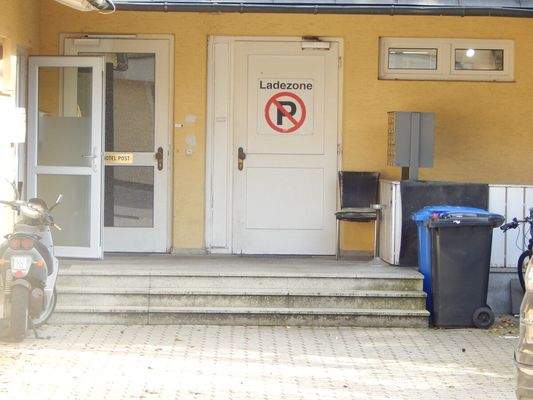 Hintereingang vom Geschäft