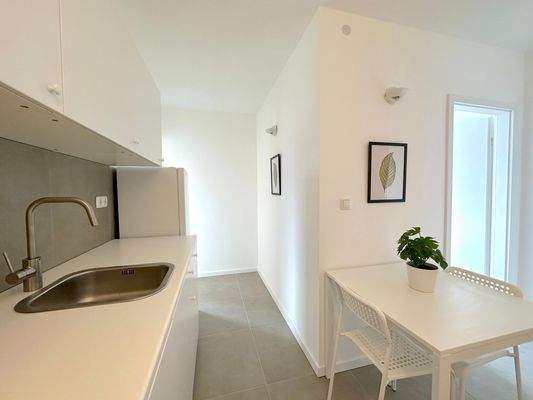 Moderne helle Küche (Bild 2)