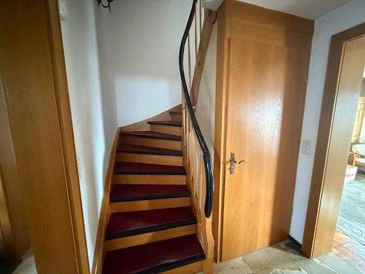 Flur mit Treppenauf- und -abgang 