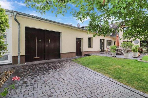 Nebengebäude mit Garage