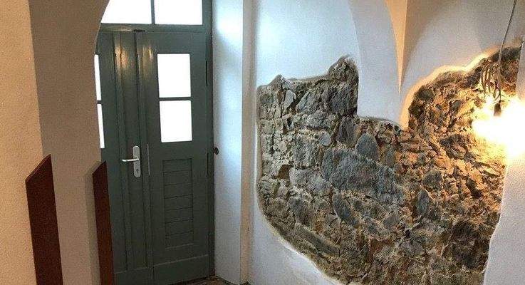 Hauseingang rechts mit historischer Mauer
