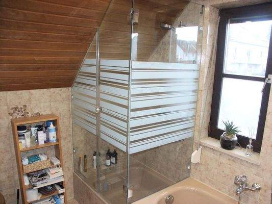 OG: Bad mit Glasdusche...