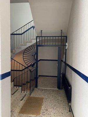 Treppe HINUNTER ins UG!