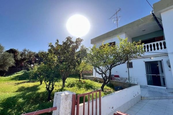 Kreta, Agios Nikolaos: Erdgeschoss-Wohnung mit Garten und Meerblick zu verkaufen