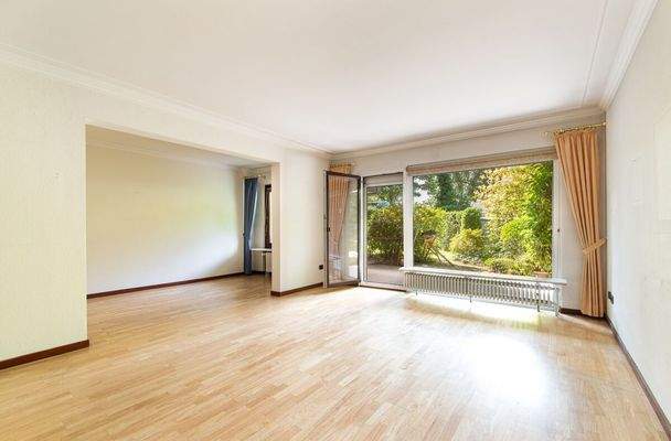 Großzügiger Wohnbereich mit Zugang zur Terrasse