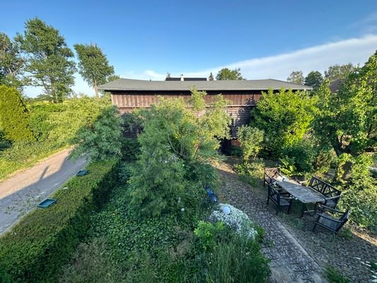 Blick auf Atelierscheune und Garten