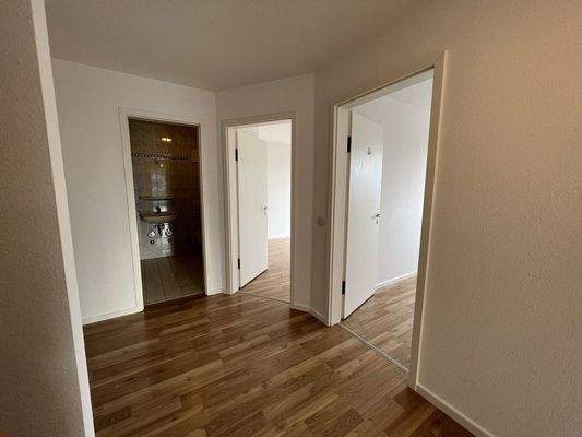 Flur, Bad, Schlafzi., kl. Zi.