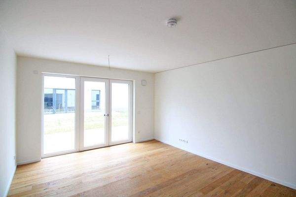 Geräumiges Wohnzimmer mit Terrasse