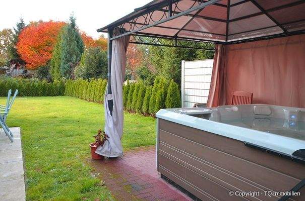 Whirlpool im Pavillon und Garten